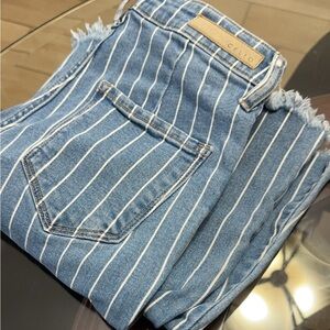 Women’s Cello Bell bottom Jeans. Used- New like Condition. Size 05/06.